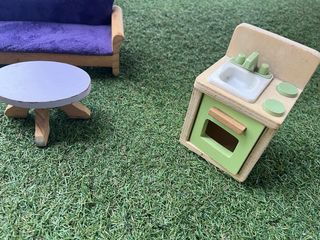 Muebles de madera para casa de muñecas