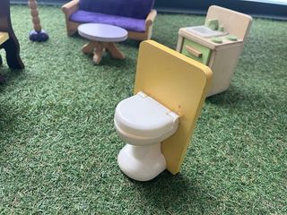 Muebles de madera para casa de muñecas