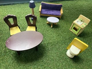 Muebles de madera para casa de muñecas