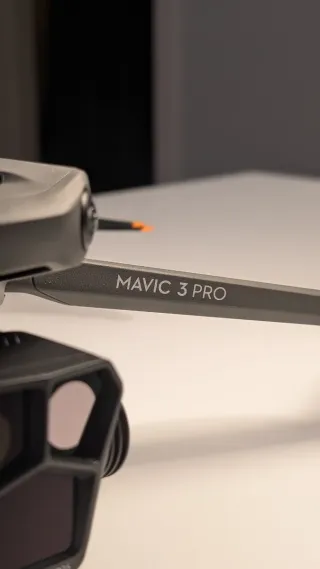 Dron DJI Mavic 3 Pro Gris