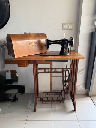 Máquina de coser Alfa antigua con tapa