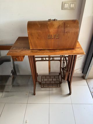 Máquina de coser Alfa antigua con tapa