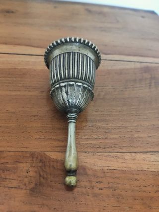 Antigua campana metálica