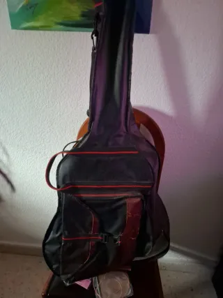 Guitarra española con funda y cuerdas nuevas.