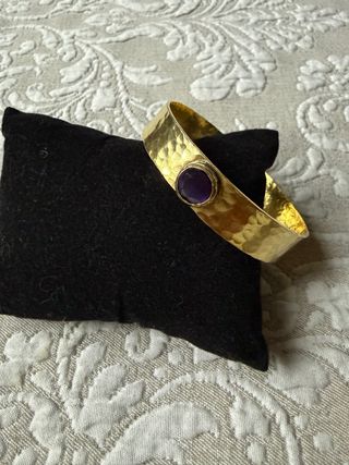 Bracciale ottone martellato con pietra viola