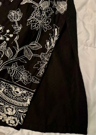 Abito tradizionale pakistano nero e bianco