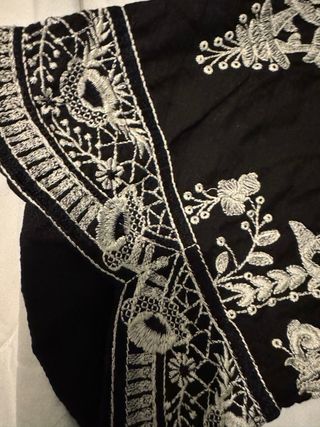 Abito tradizionale pakistano nero e bianco