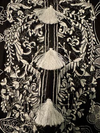 Abito tradizionale pakistano nero e bianco