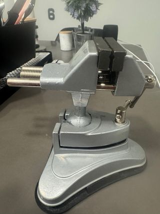 Tornillo de mesa giratorio