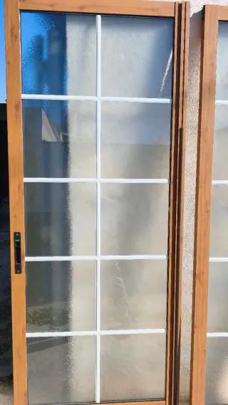 Puerta corredera doble y marco aluminio roble