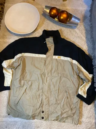 Chaqueta Trespass impermeable beige y negra