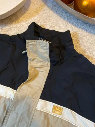 Chaqueta Trespass impermeable beige y negra