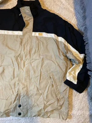 Chaqueta Trespass impermeable beige y negra