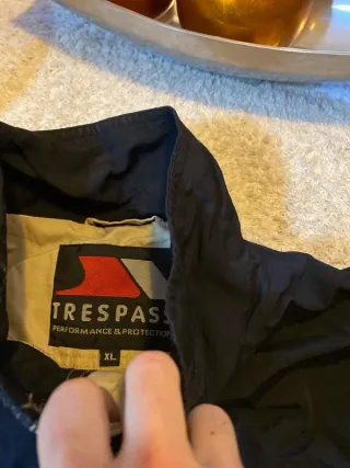 Chaqueta Trespass impermeable beige y negra