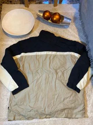 Chaqueta Trespass impermeable beige y negra