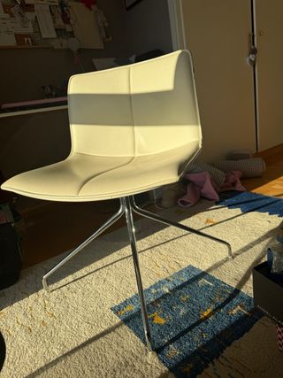 Silla giratoria blanca comedor/escritorio.