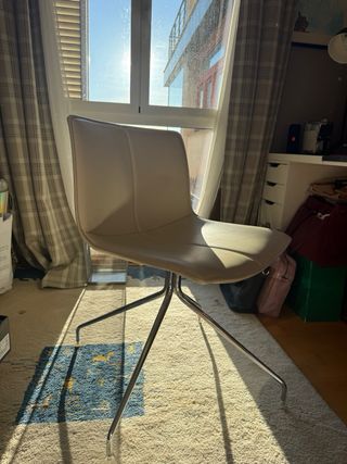 Silla giratoria blanca comedor/escritorio.