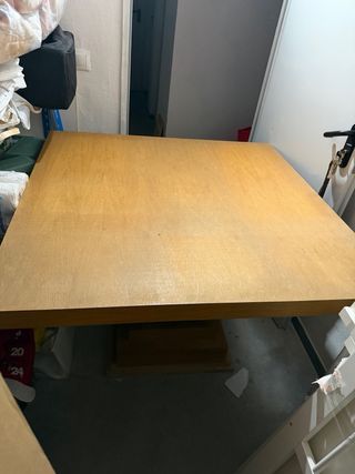 Mesa de madera maciza grande. 90 x 90 cm