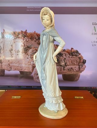 Figura Nao Lladró Mujer con Chal Azul