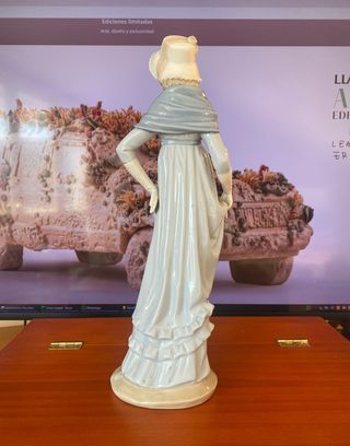 Figura Nao Lladró Mujer con Chal Azul