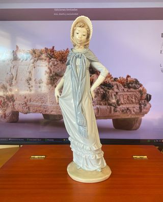 Figura Nao Lladró Mujer con Chal Azul