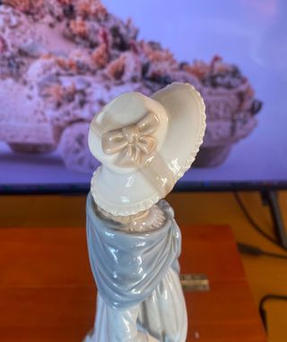 Figura Nao Lladró Mujer con Chal Azul