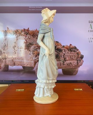 Figura Nao Lladró Mujer con Chal Azul