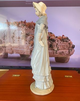 Figura Nao Lladró Mujer con Chal Azul