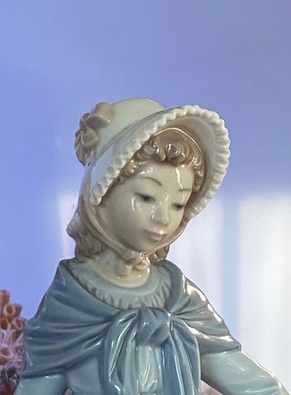 Figura Nao Lladró Mujer con Chal Azul