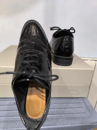 Zapatos charol tipo Oxford.