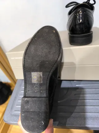 Zapatos charol tipo Oxford.