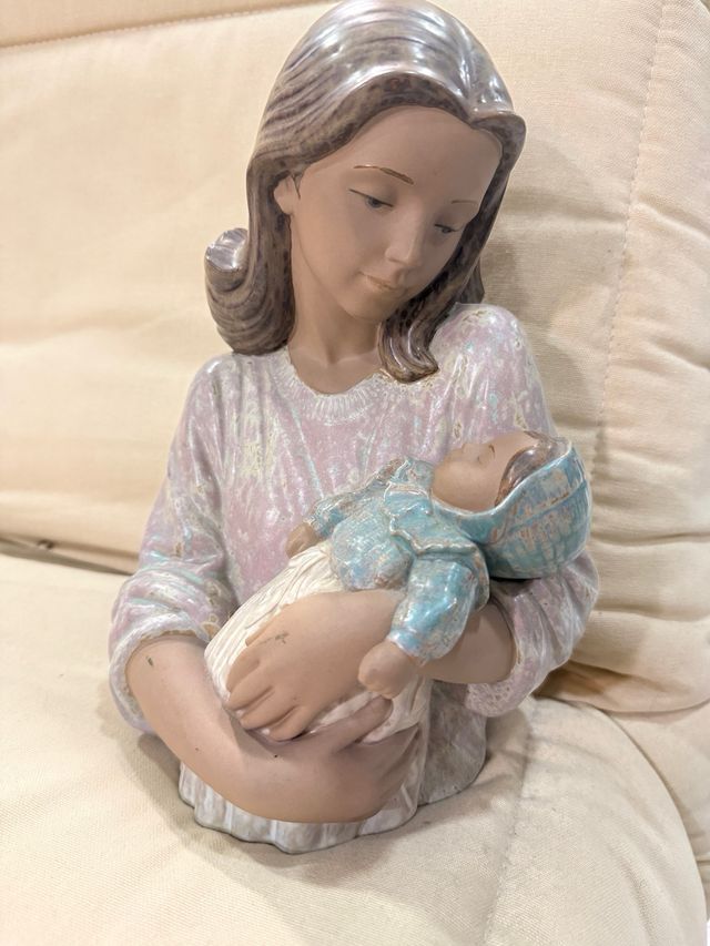 Figura de madre e hijo
