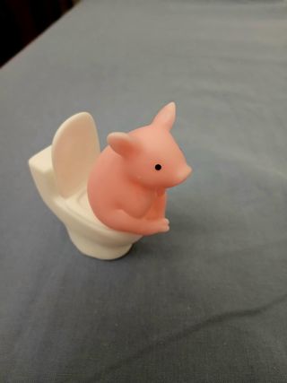 Maialino Rosa Seduto sul WC