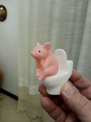 Maialino Rosa Seduto sul WC