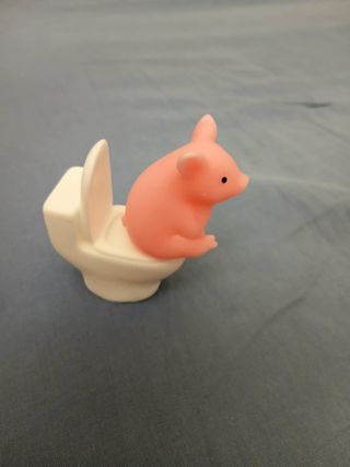 Maialino Rosa Seduto sul WC