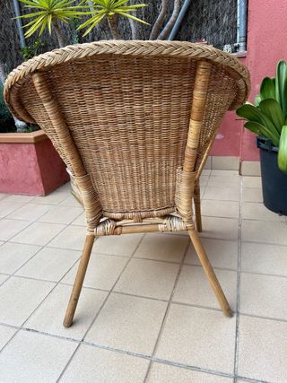 Silla de mimbre para jardín