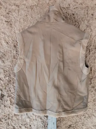 Chaleco beige con borreguito