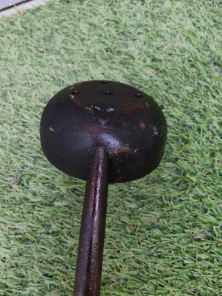 Cuchara antigua de madera con agujeros