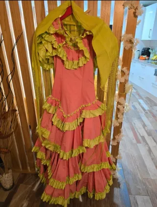 Traje de flamenca rosa y verde