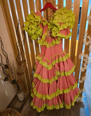 Traje de flamenca rosa y verde