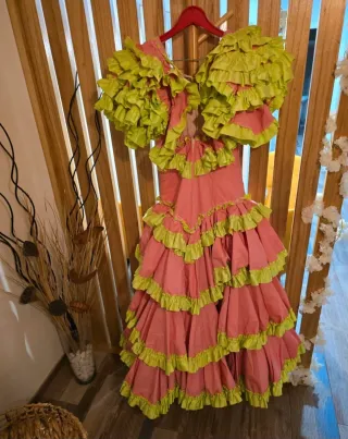 Traje de flamenca rosa y verde