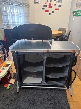 • Cocina/armario  • Armario hinchable • Taburetes