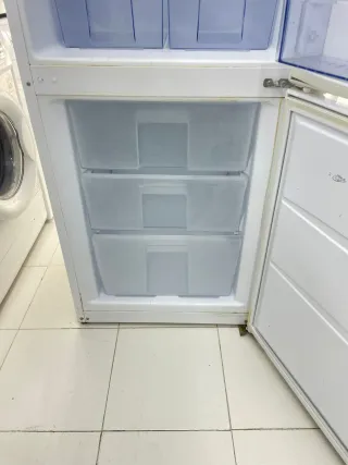 Nevera blanca UDACHI altura 1.85 con garantía