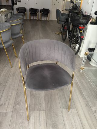 Sillas de terciopelo gris con patas doradas