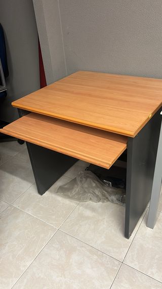 Escritorio madera y metal con bandeja