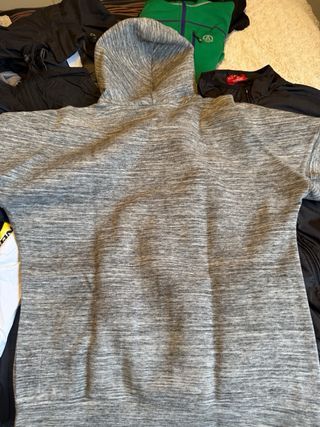 Chaqueta Adidas gris con capucha