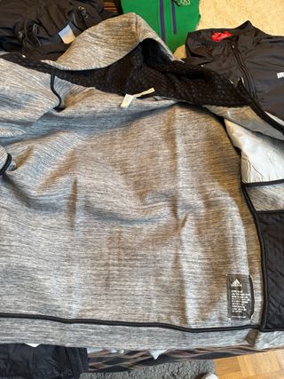 Chaqueta Adidas gris con capucha