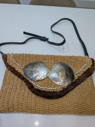 Bolso de mano rafia Uterqüe conchas y pedrería
