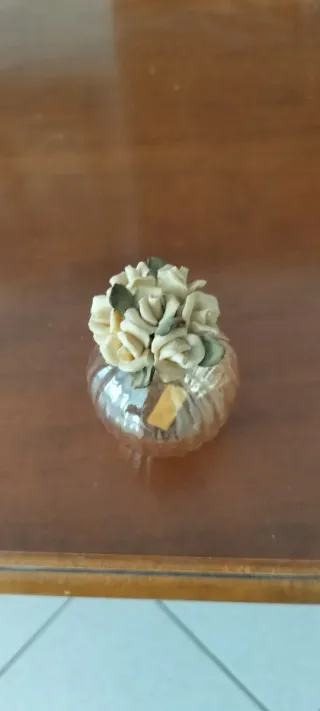 Profumiere in vetro con rose in ceramica