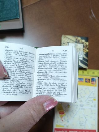 Curioso mini diccionario Mikrón vintage (Mayfe)